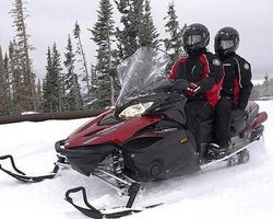 Мужчины катаются на снегоходе Yamaha Venture