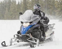 Мужчина водит снегоход Yamaha Venture