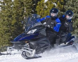 Мужчина водит снегоход Yamaha Venture