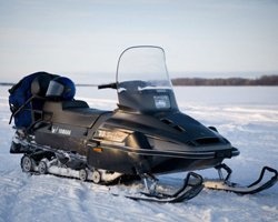 Черный снегоход на льду