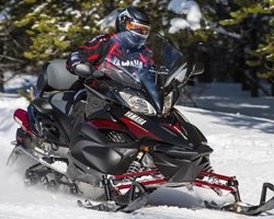 Мужчина водит снегоход Yamaha Venture