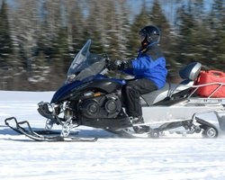 Мужчина водит снегоход Yamaha Venture