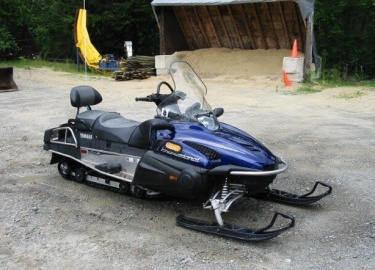 Широкая и мощная гусеница, опирается на шарниры задней подвески и обладает достаточной гибкостью. Пластиковые лыжи горного образца, также широкие и...