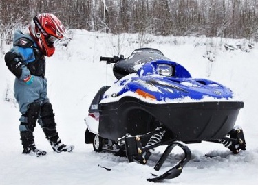 Замена моторного масла в четырехтактном двигателе снегохода Ямаха 973 см, 120 л.с. Обязательно замените моторное масло после первых 800 км (500 миль)