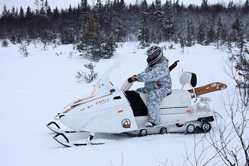 Фотография человека на мотоциклетной собаке Taiga Patrol 551 SWT