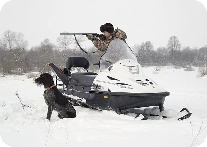 Снегоход в поле.